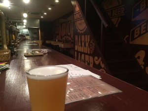 BEER BELLY �V���i�r�A�x���[�Ă�܁j�̃r�[���ƃJ�E���^�[