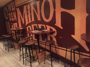 BEER BELLY �V���i�r�A�x���[�Ă�܁j�̃e�[�u��