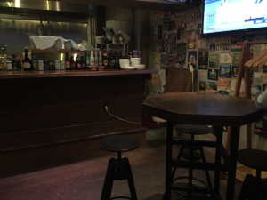 BEER BAL DARK HORSE�i�_�[�N�z�[�X�j�J�E���^�[�ƃe�[�u��