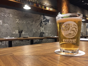 CraftBeerWorks KAMIKAZE�i�J�~�J�[�j�̃r�[���ƃe�[�u��