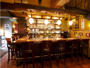 �aeer Cafe de BRUGGE�i�r�A �J�t�F �h �u���[�W���j�̃r�[���^�b�v�ƃJ�E���^�[