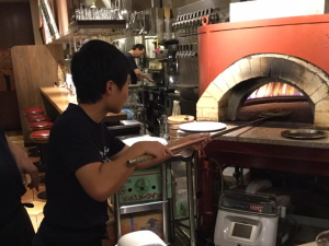 Via Lucca（ビアルッカ）の石釜でピザを焼くところ