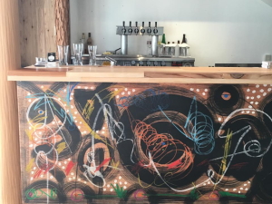 NEST craftbeer&coffee�i�l�X�g�j�̃J�E���^�[�A�r�[��TAP