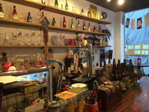 Beer Bar a clue（クルー）のカウンターとビールTAP